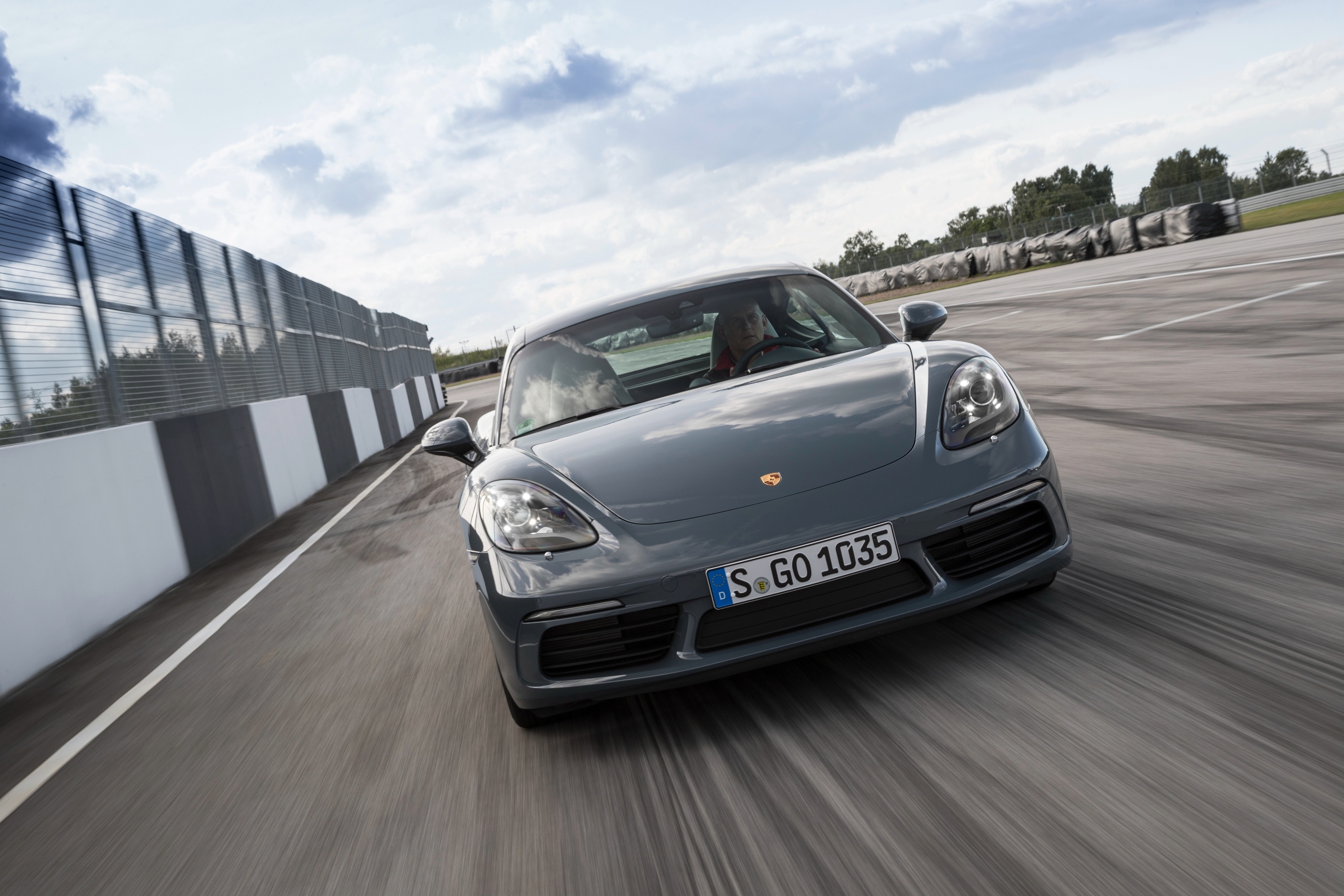 Porsche резко снизит объемы производства и сократит работников