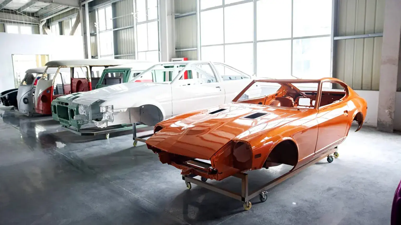 В Китае начали штамповать новые кузова для легендарных автомобилей