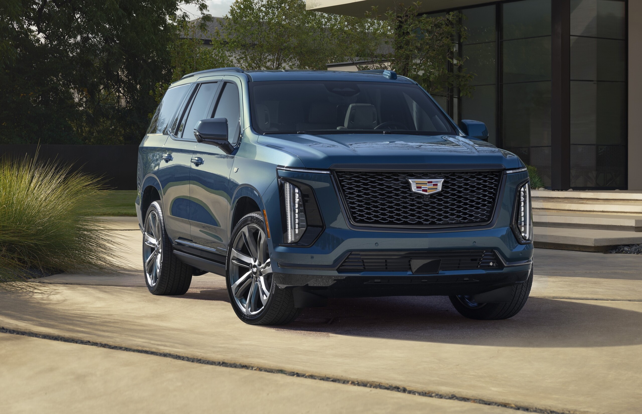 Крепость на колёсах: в продаже возник Cadillac Escalade за 42 млн рублей