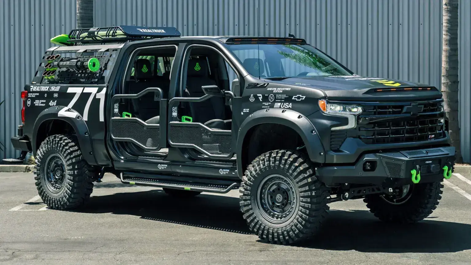 Тюнеры из Matt Hunt Muscle Cars создали открытый Silverado с трубчатыми дверями и усиленной подвеской