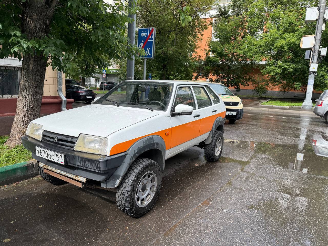 В Москве на фото попал редчайший Lada Tarzan