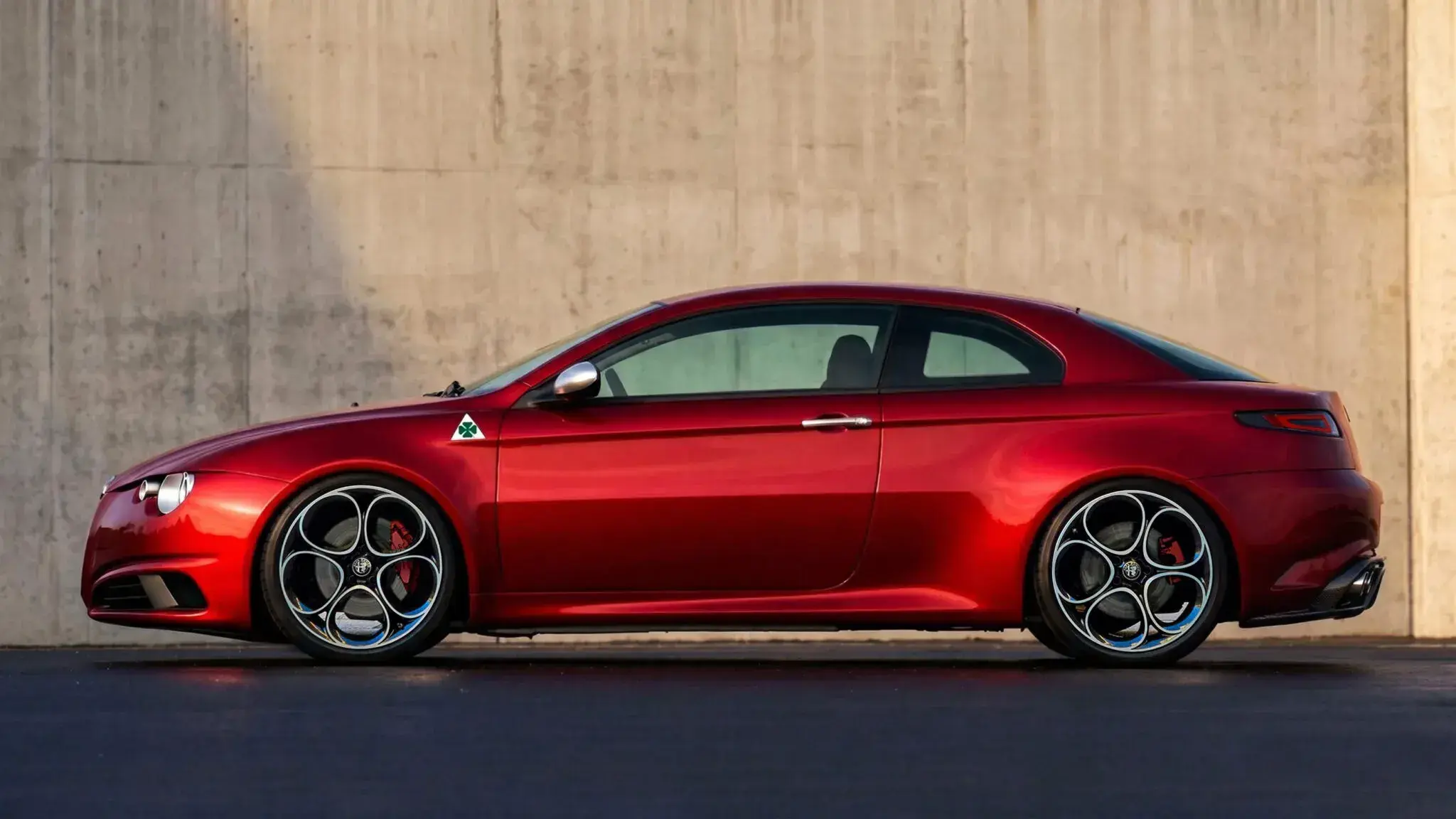 Alfa Romeo GT получила цифровой тюнинг с круглыми фарами в стиле классики