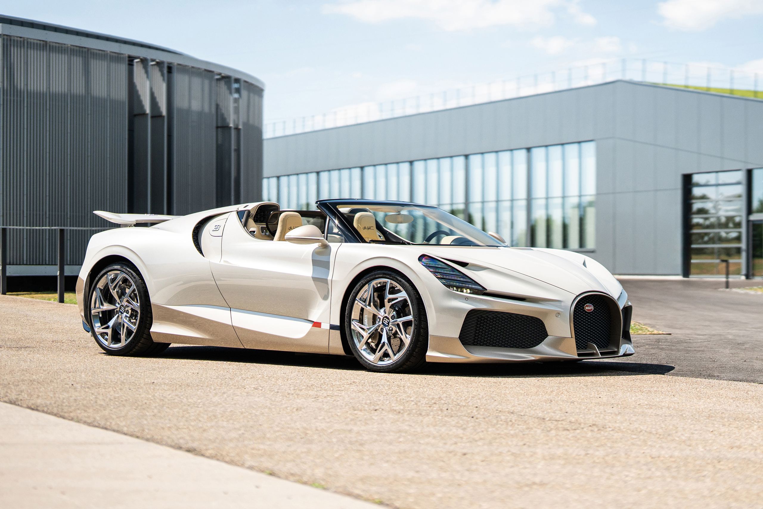 Bugatti выпустила последний автомобиль с двигателем W16