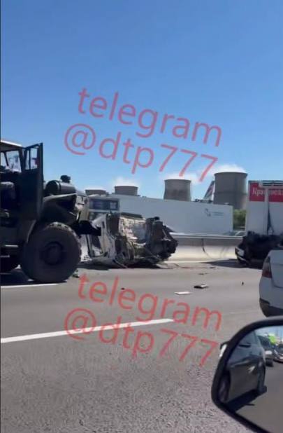 На МКАД кабину с человеком оторвало в момент ДТП, проезд затруднен
