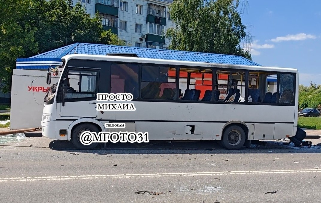 В Белгородской области на камеру сняли разбитый автобус после атаки дрона