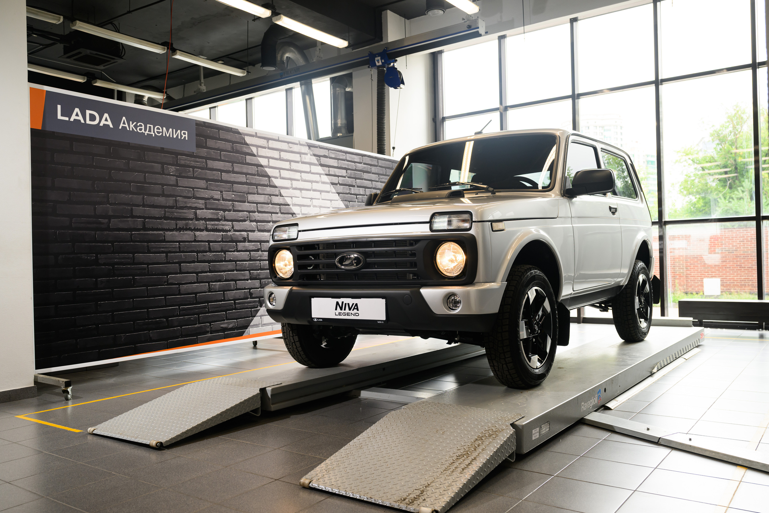 Автоэксперт Хлебушкин назвал плюсы и минусы новой Lada Niva Legend 1.8