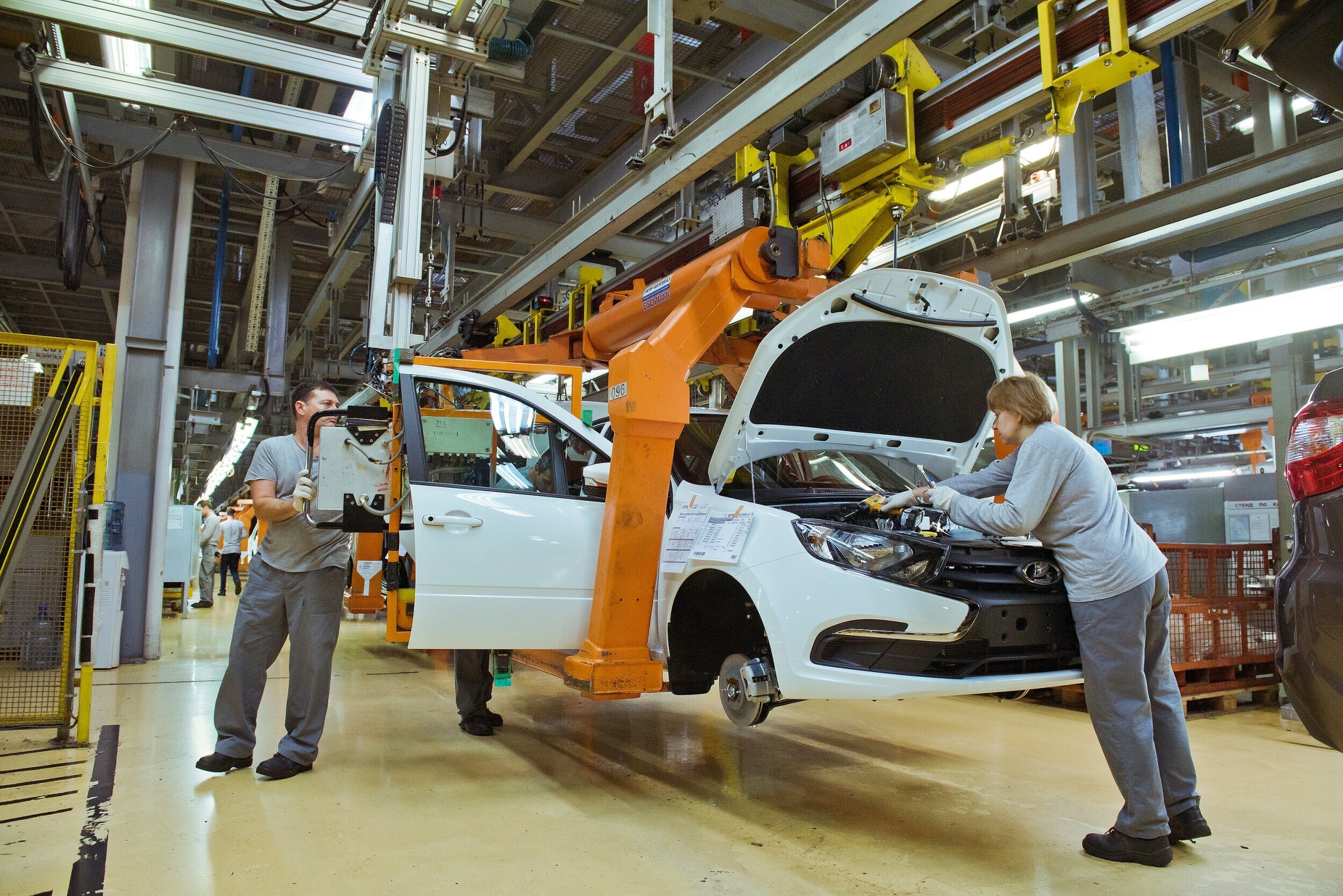 Во время отпуска АвтоВАЗ подготовит запуск Lada Azimut и новой Lada Granta