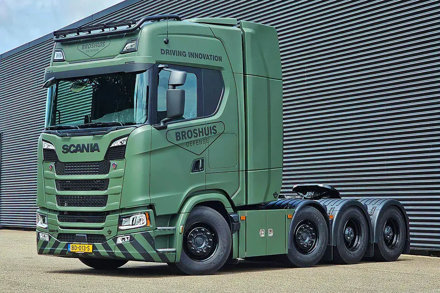 У тягача Scania появилась укороченная армейская версия