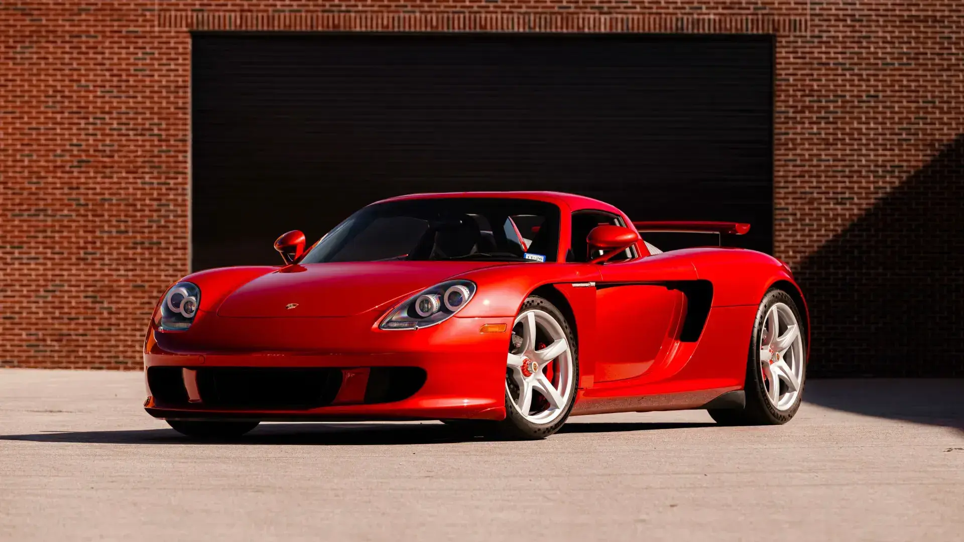 Фанат Ferrari перекрасил редчайший суперкар Porsche в цвет Ferrari