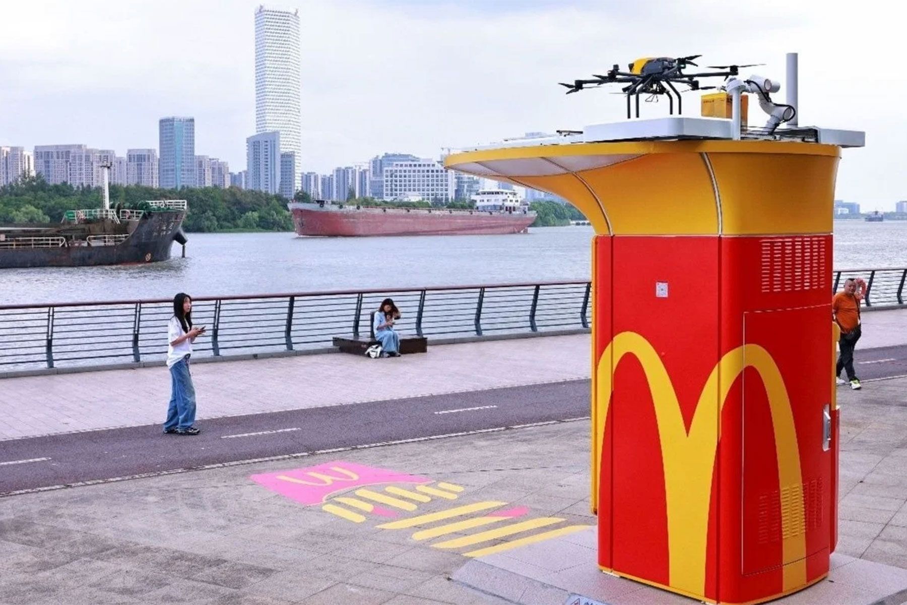 Курьеры не нужны: фастфуд McDonald’s начали доставлять при помощи дронов