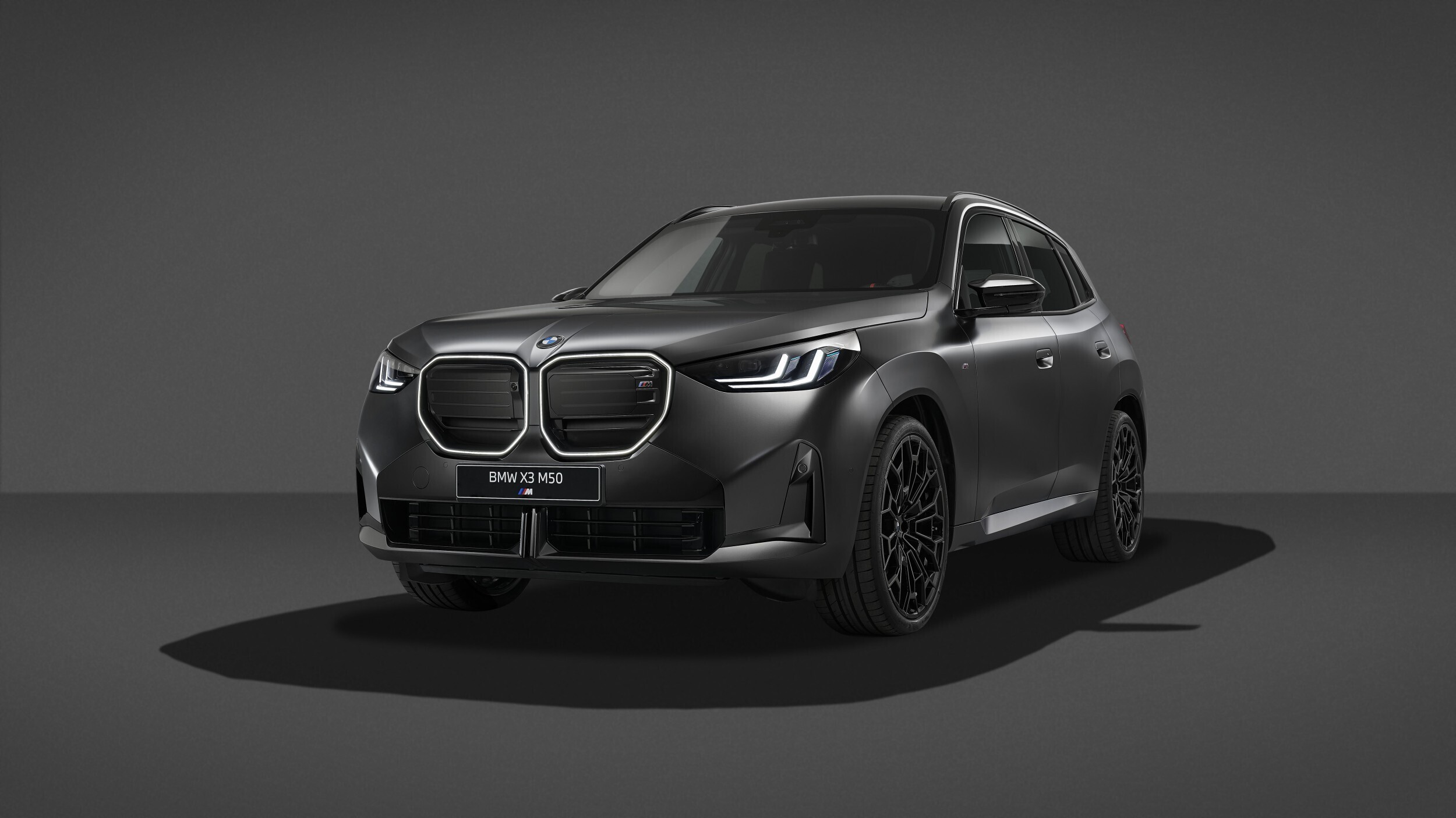 Чёрные — даже шильдики: BMW выпустила ультратёмную версию кроссовера X3