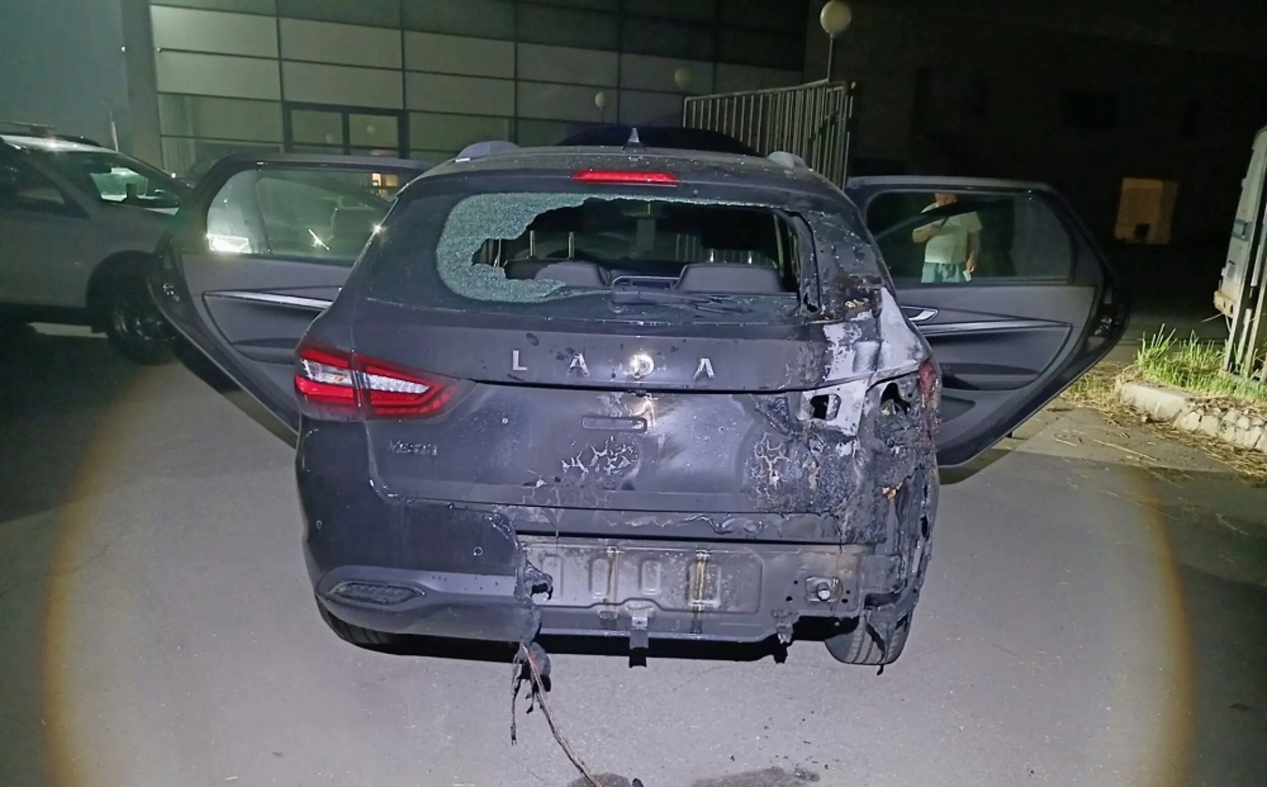 Россиянин поджёг стоявший в автосалоне автомобиль из-за возросшей цены