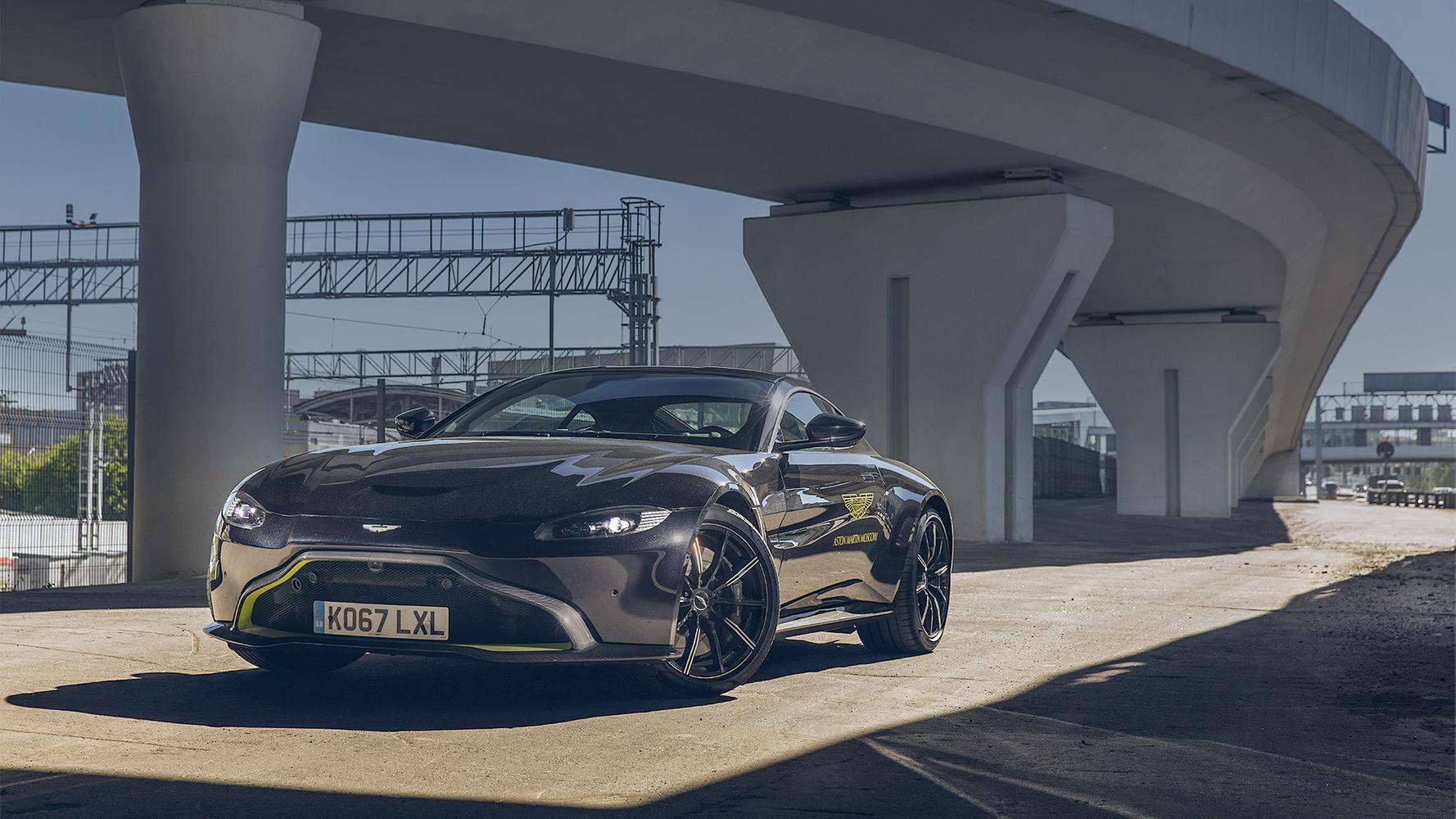 Ускользающе короткое знакомство с первым настоящим спорткаром Aston Martin  — Тест-драйв — Motor