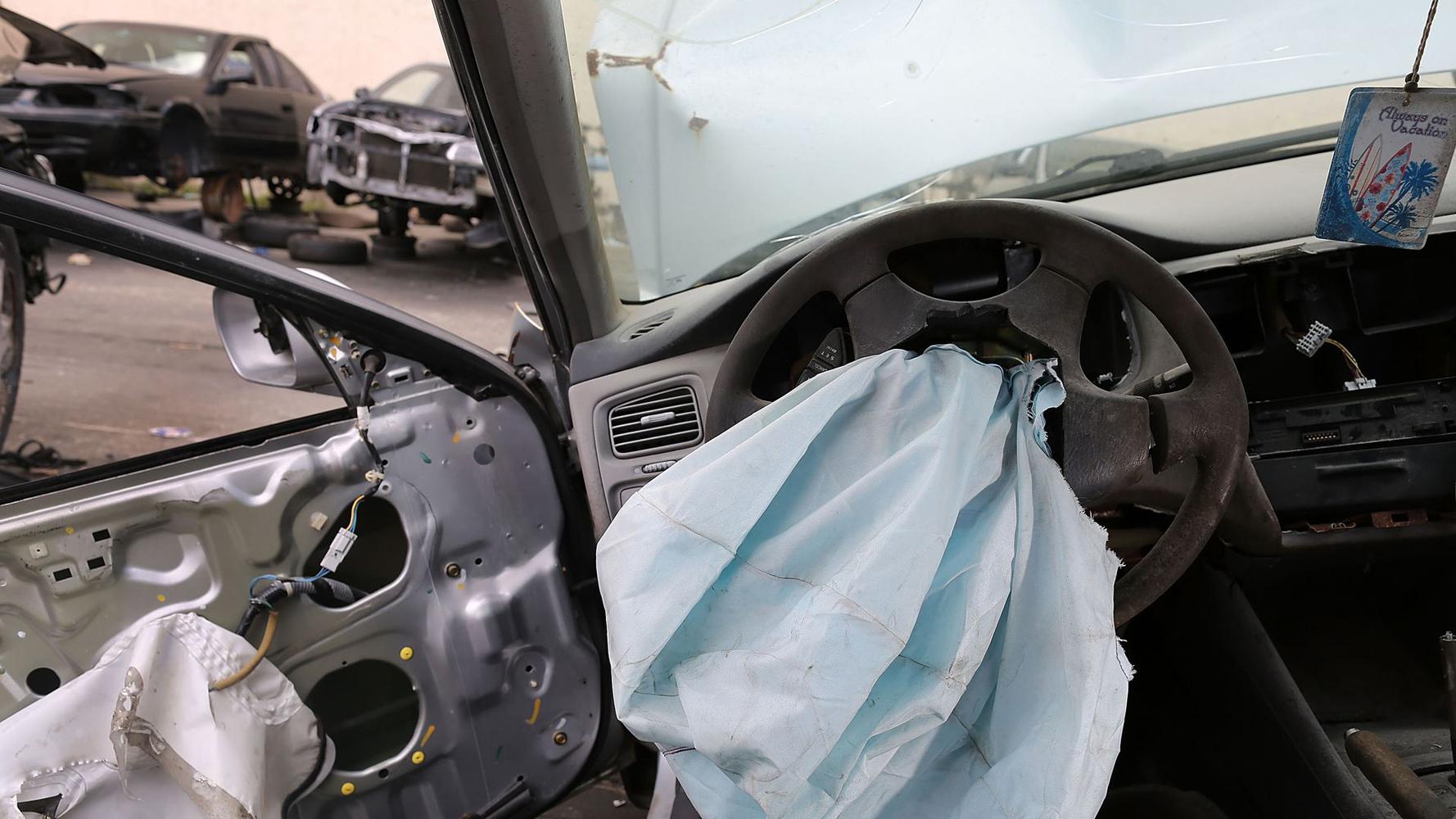 14 смертей и взорвавшийся завод: почему подушки безопасности Takata начали убивать  людей — Читальный зал — Motor