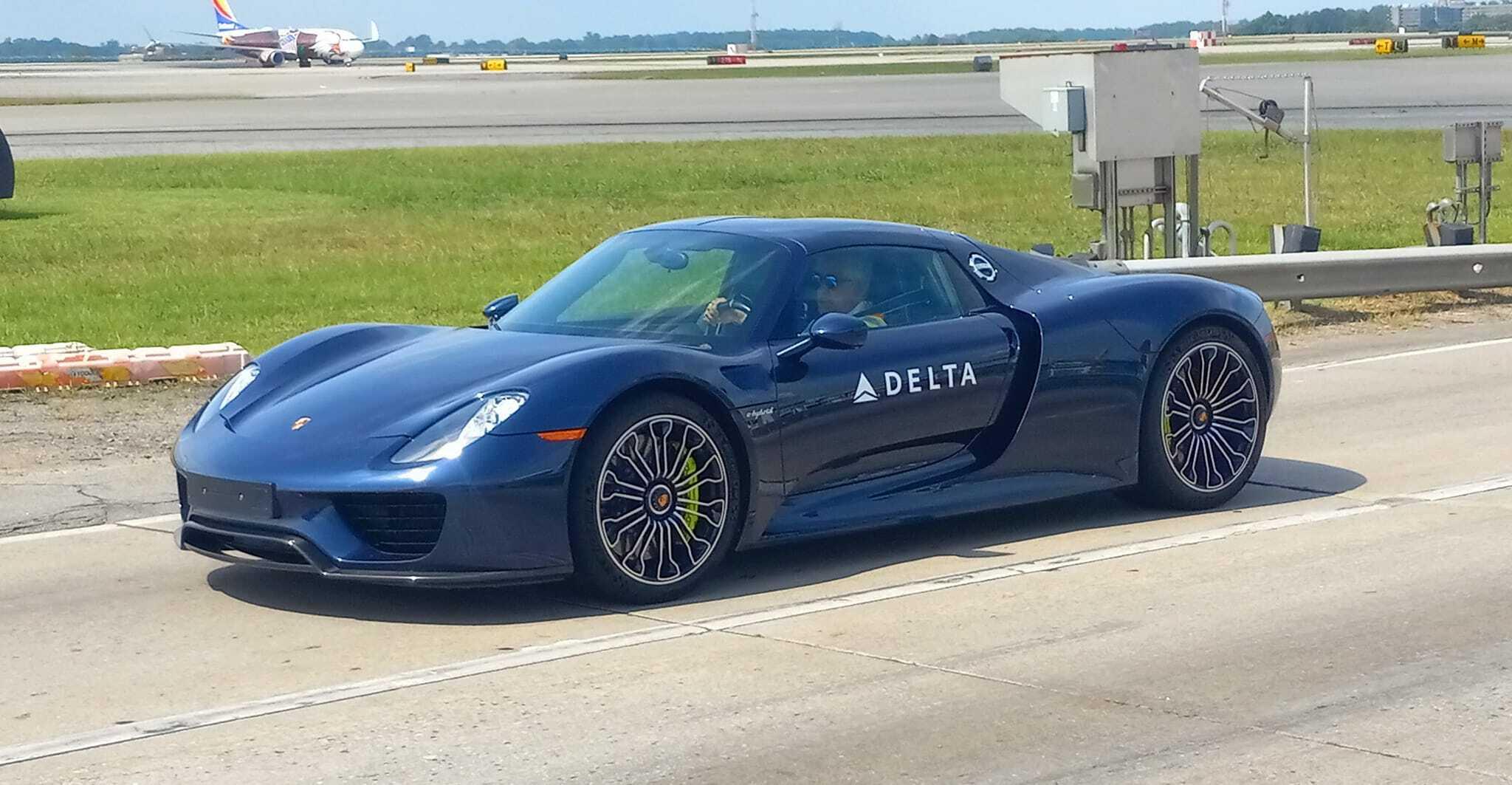 Porsche 918 Spyder сделали трансфером для пассажиров Delta Air Lines — Motor