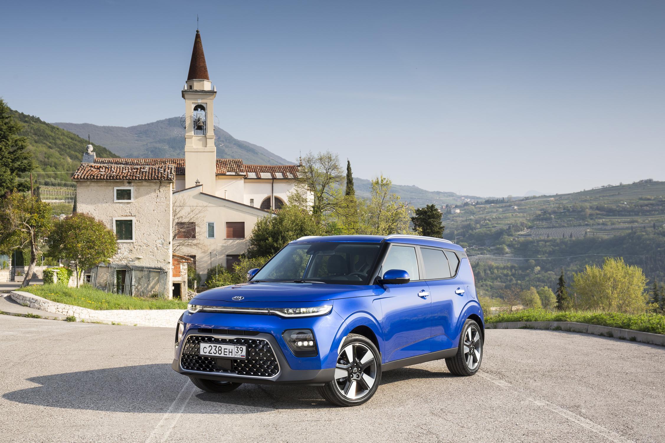 test kia soul novogo pokoleniya yarkaya