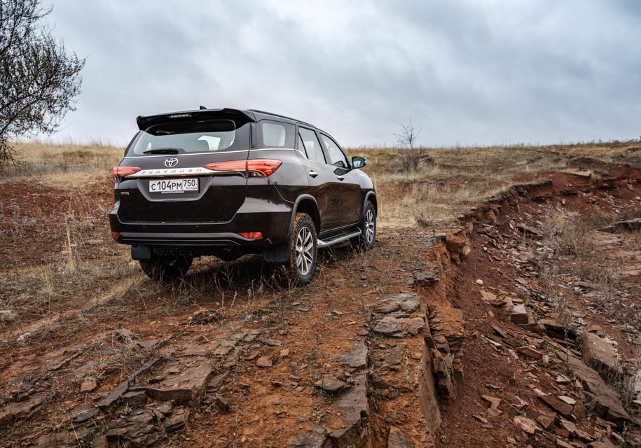 Разбираемся, зачем Toyota привезла в Россию еще один рамный внедорожник –  Fortuner — Тест-драйв — Motor