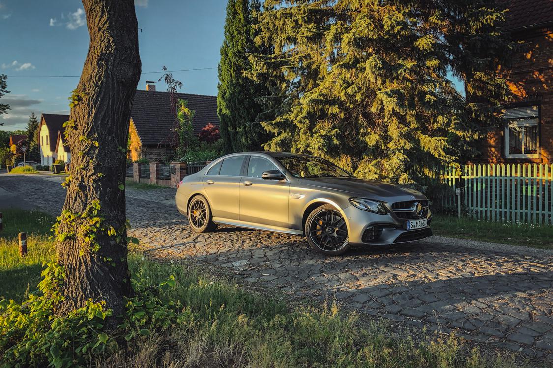 Mercedes-AMG E 63 S встречается c полумифическим Е 60 AMG Limited —  Репортаж — Motor