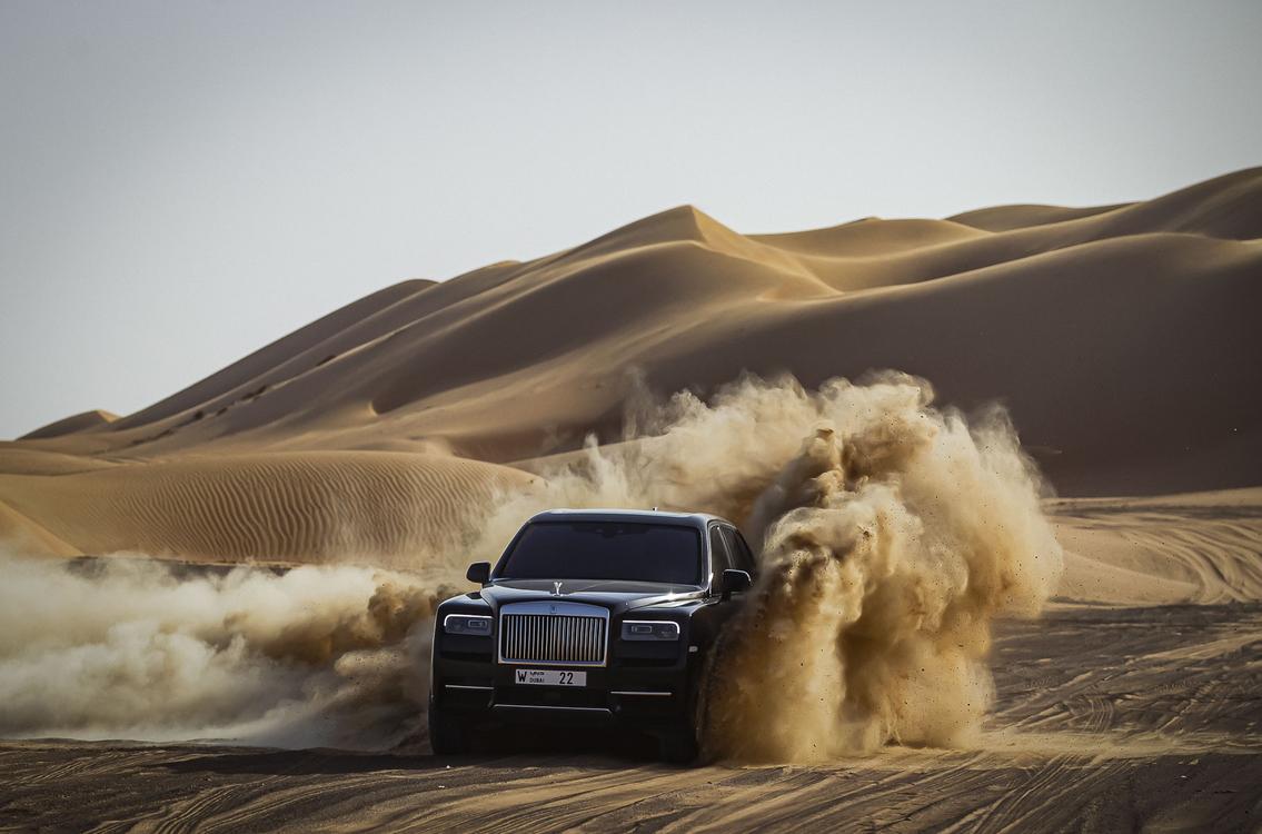 Видео: Rolls-Royce Cullinan рассекает по пустыне на Ближнем Востоке — Motor