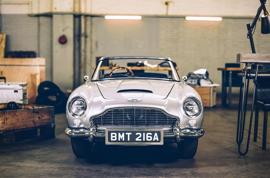 Посмотрите на детский Aston Martin DB5 с «пушками» в фарах и дым-машиной —  Motor