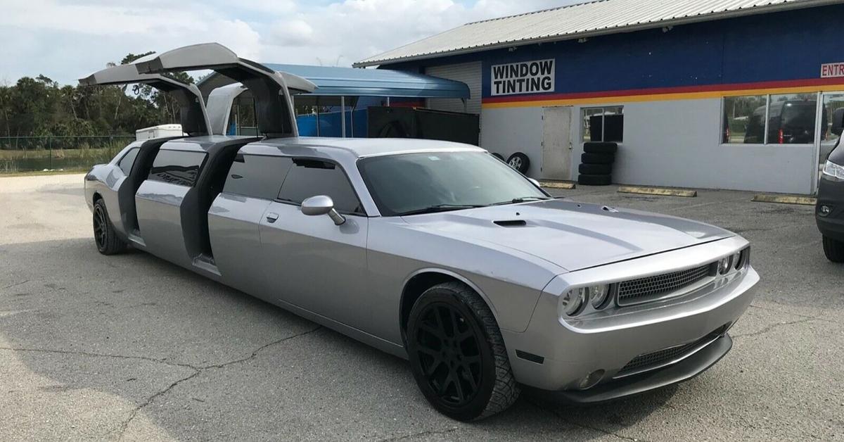 Posmotrite Na Limuzin Dodge Challenger S Dveryami V Stile Krylo Chajki Motor