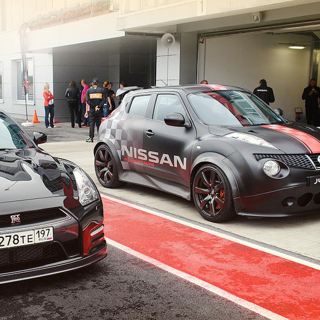 Гоняем на Nissan GT-R и Nissan Juke-R по трассе Moscow Raceway — Тест-драйв  — Motor