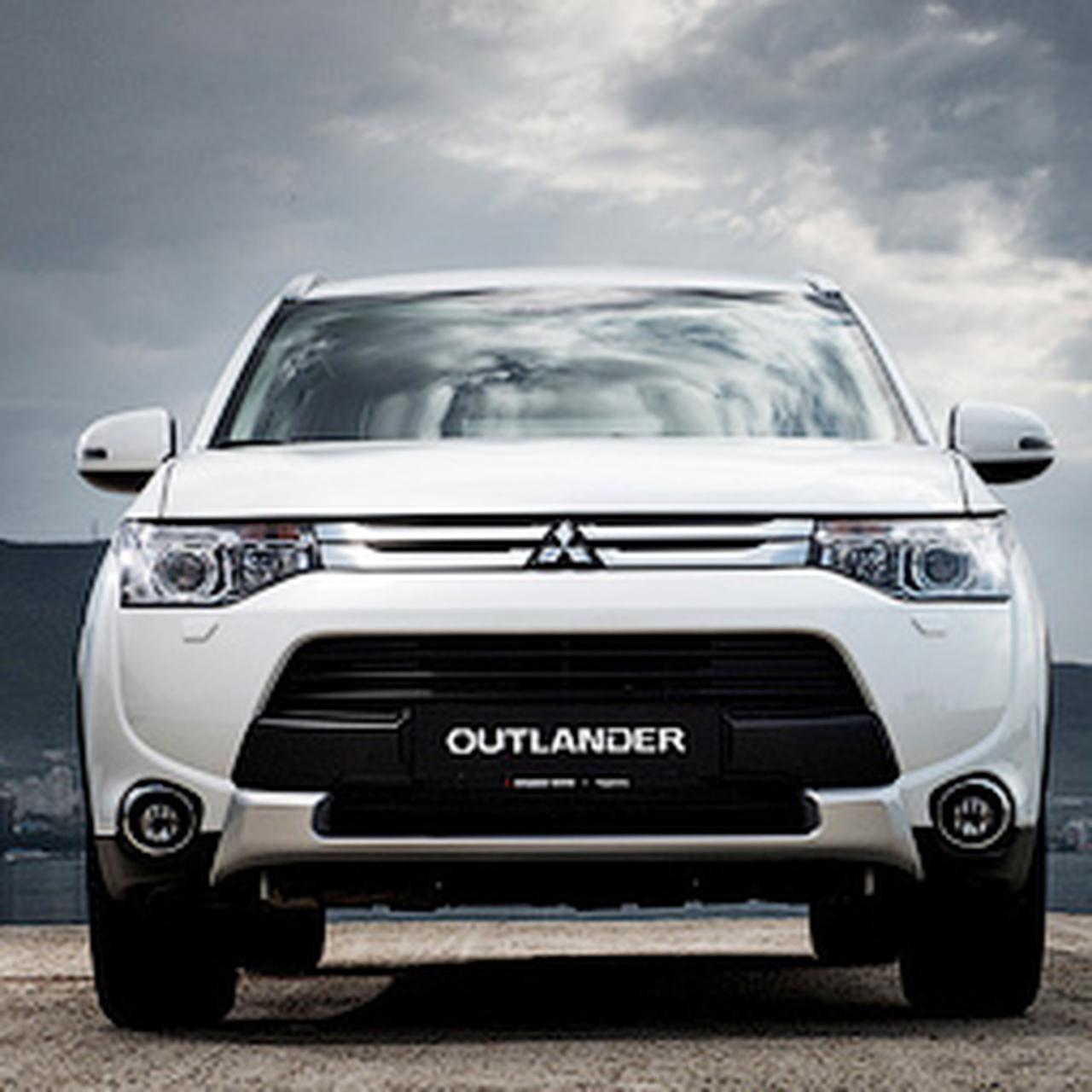 Рестайлинг аутлендера. Mitsubishi Outlander. Митсубиси Аутлендер 2013. Мицубиси Аутлендер 2014. Митсубиси Аутлендер 2013 Рестайлинг.