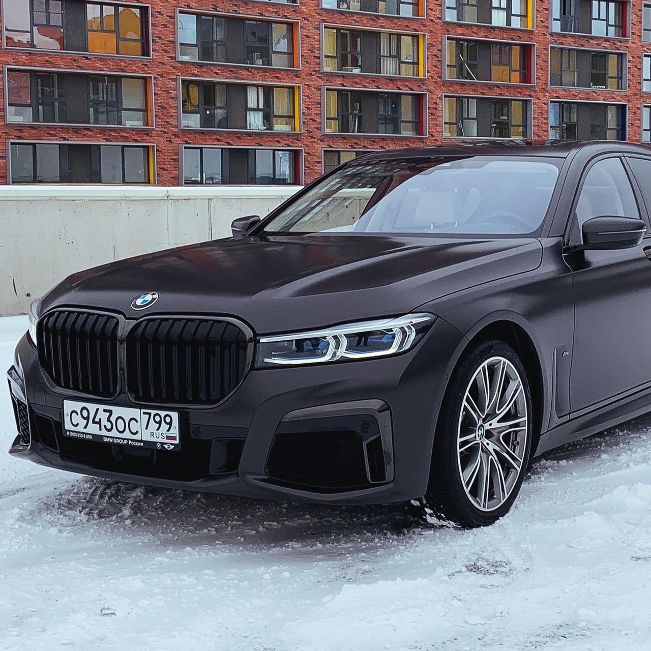 Видео: BMW M760Li за 14 миллионов рублей, которая завтракает спорткарами —  Видео — Лаборатория — Motor