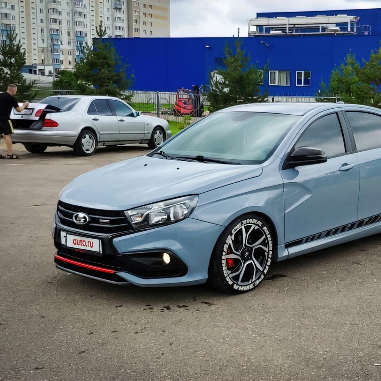 В России продают самую дорогую Lada Vesta, доработками которой занимался  известный блогер — Motor