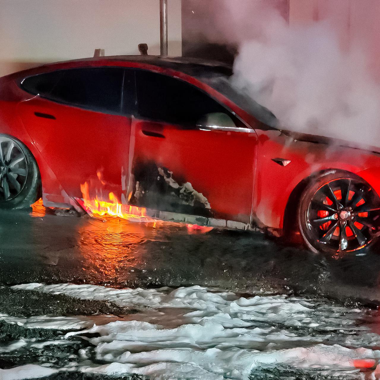 Tesla Model S сгорела в сервисе — Motor