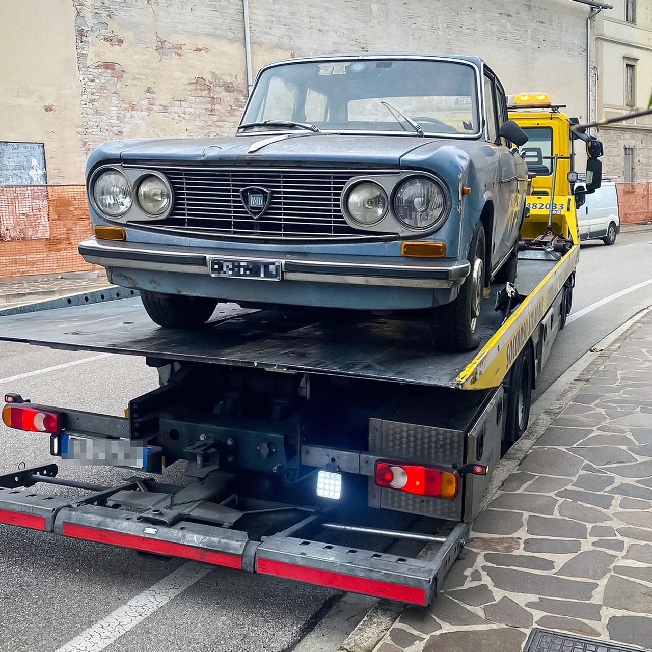 В Италии эвакуировали Lancia Fulvia, которая почти полвека стояла на одном  месте — Motor