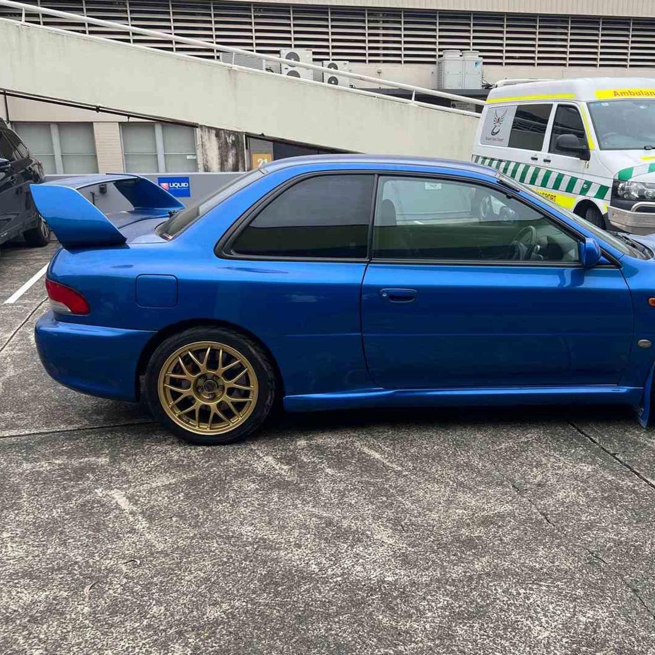 Конфискованную полицией редчайшую Subaru Impreza WRX STI 22B выставили на  продажу — Motor