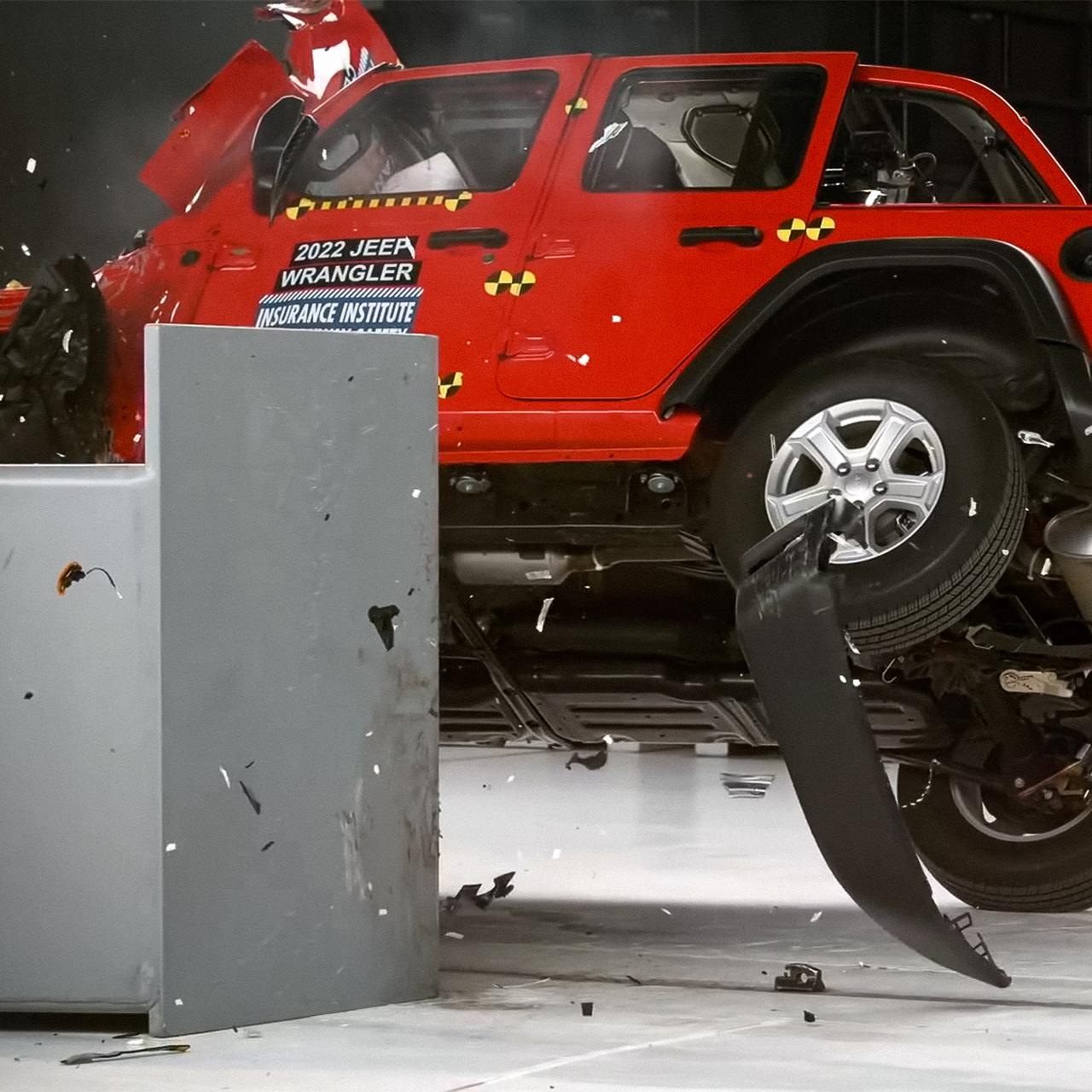 Видео: Jeep Wrangler опять провалил краш-тест и перевернулся — Motor