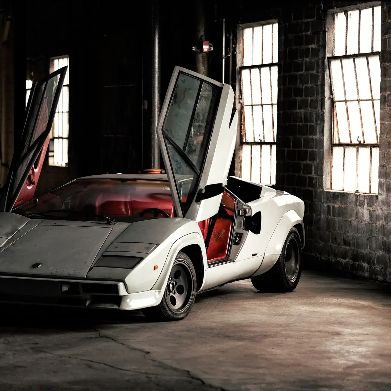 Lamborghini Wolf Countach LP500S（白・赤） Забытый на 20 лет первый Lamborghini Countach LP500S выставили на