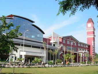 Перепутавшая тормоз с газом учительница сбила 17 детей — Motor