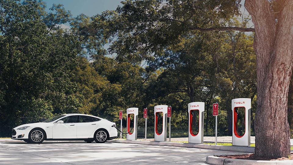 «Тесла» назвала стоимость зарядки на станциях Supercharger — Motor