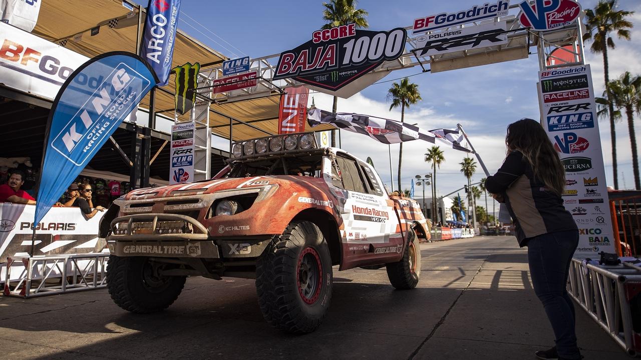 Гоночный пикап Honda едва не столкнулся с автомобилем зрителя — Motor