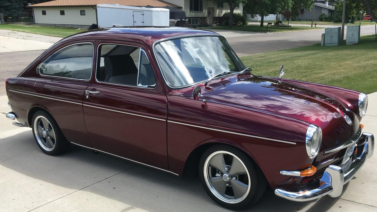 Старенький автомобиль веселые