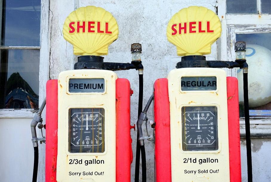 В США подешевел бензин. Теперь он стоит в два раза дешевле, чем в ...