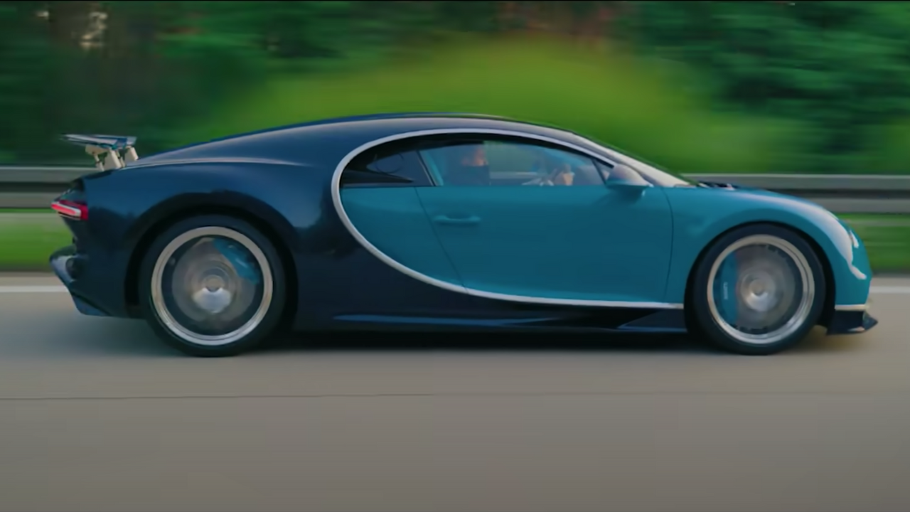 Посмотрите, как Bugatti Chiron развивает максимальную скорость на ...