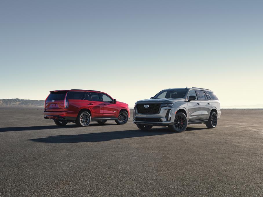 «Заряженный» Cadillac Escalade, новая Toyota Sequoia и «суперчёрный