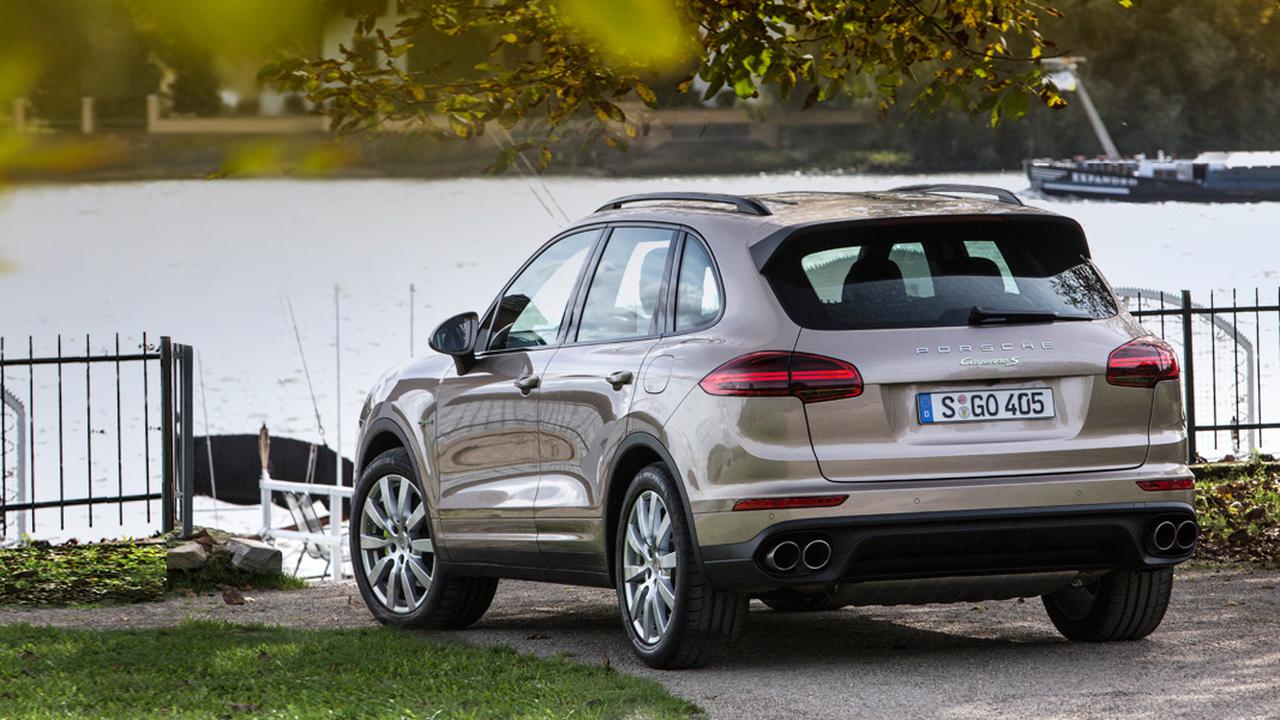 Тест Porsche Cayenne S E-Hybrid, который помогает спасать настоящие  суперкары — Тест-драйв — Motor