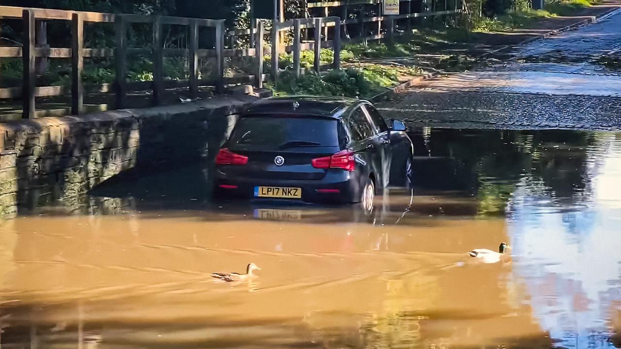 Видео: водители топят автомобили в глубокой луже на полной скорости — Motor