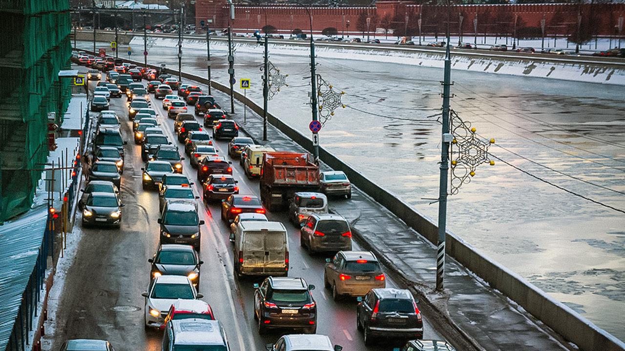 На дорогах Москвы стало меньше машин. И вот почему — Motor