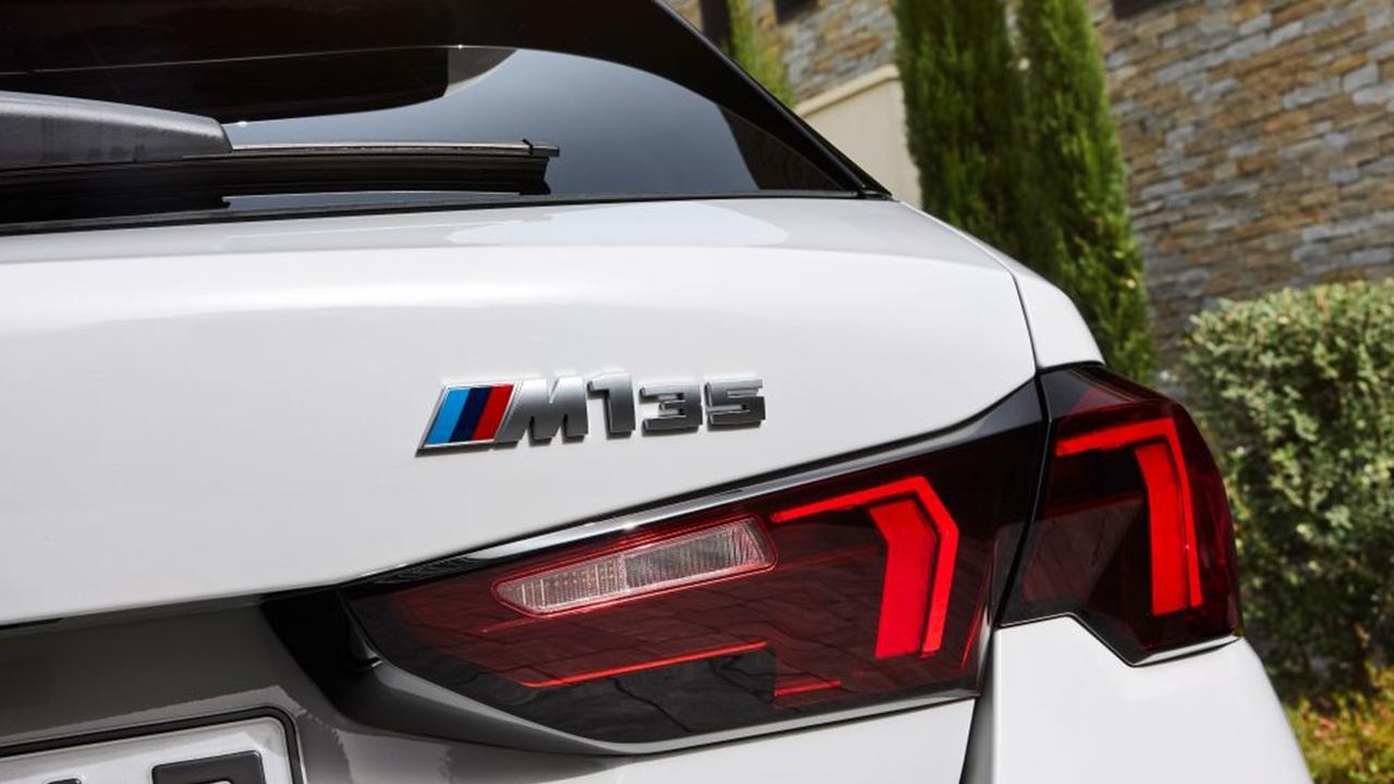 BMW M135 получил новую эмблему. Она почти такая же, как у M1