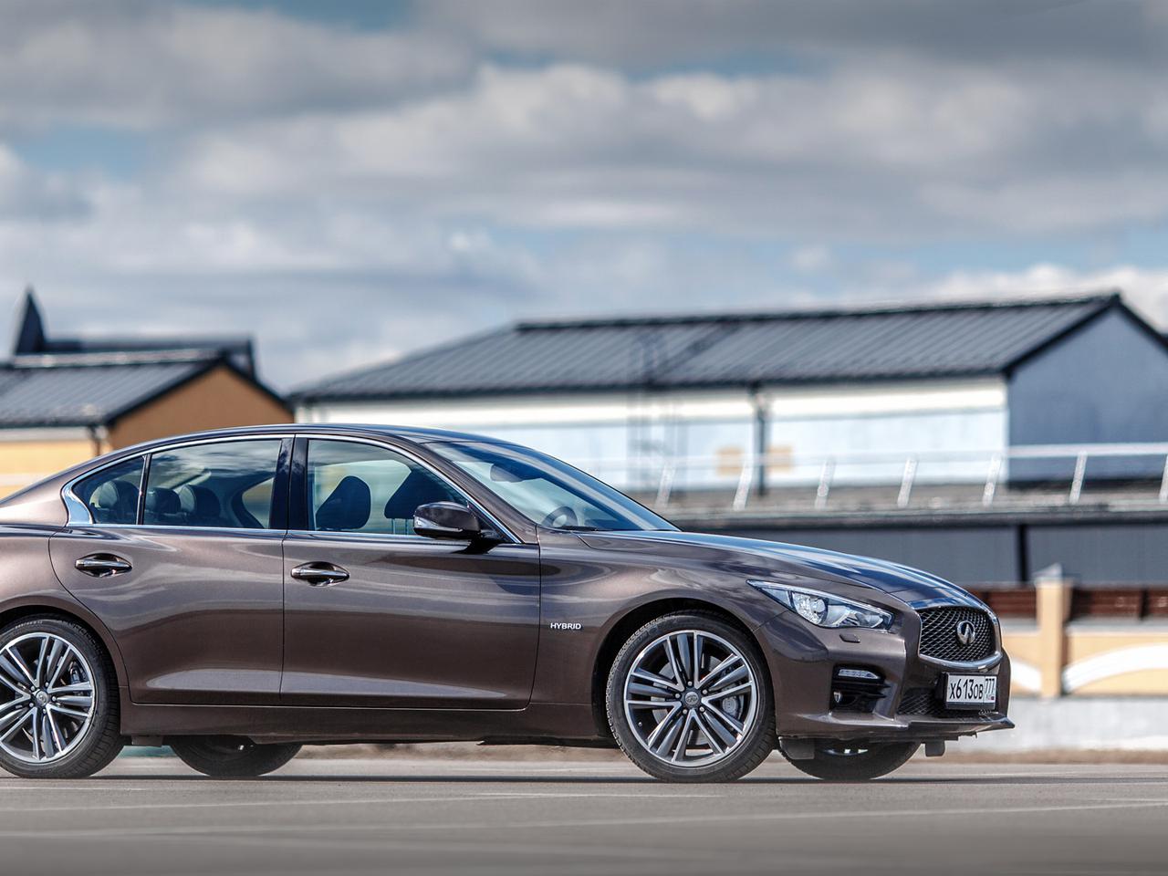 Infiniti Q50 Hybrid: В этом гибриде все же есть смысл