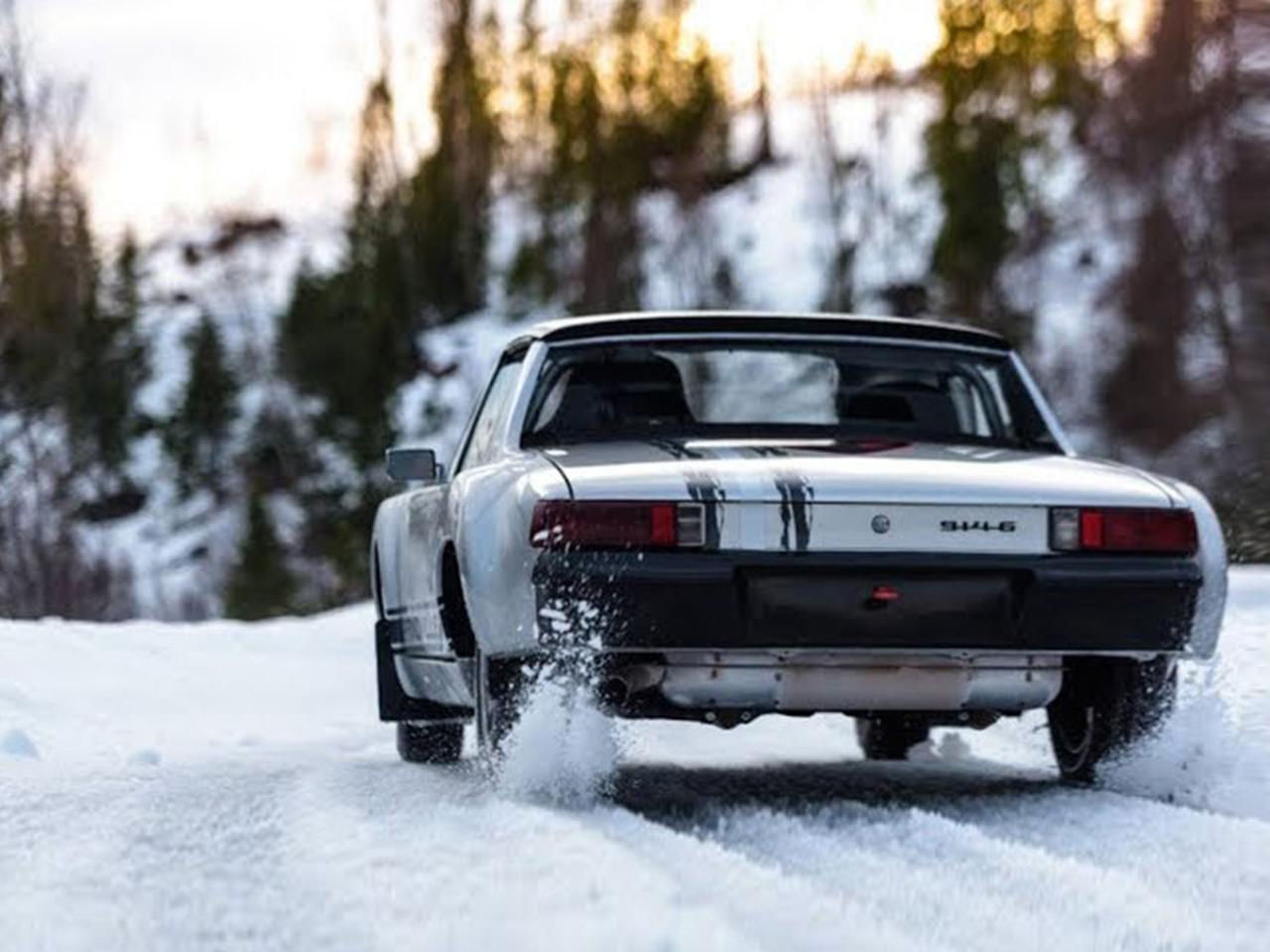 Видео: полувековой Porsche едет по лесу в стиле машин WRC — Motor