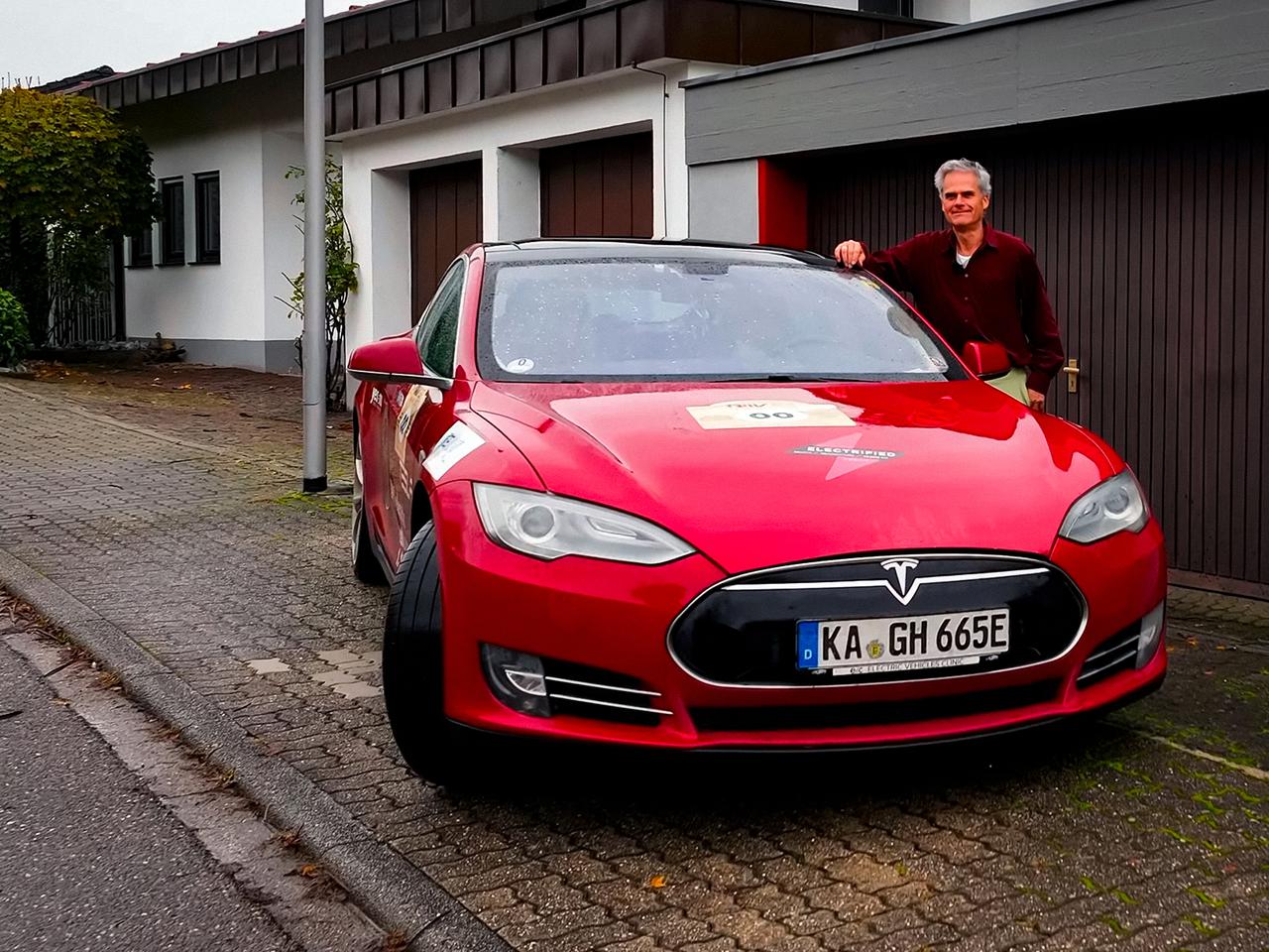 Владелец Tesla Model S проехал на электрокаре два миллиона километров,  сменив 13 моторов — Motor