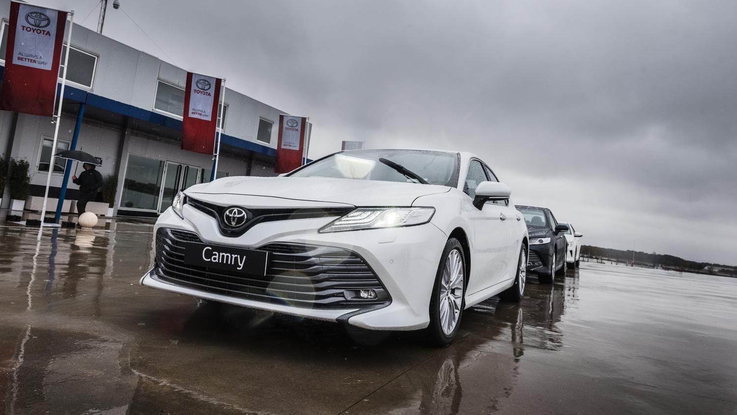 Первый тест российской Toyota Camry, которая изменилась до неузнаваемости —  Тест-драйв — Motor