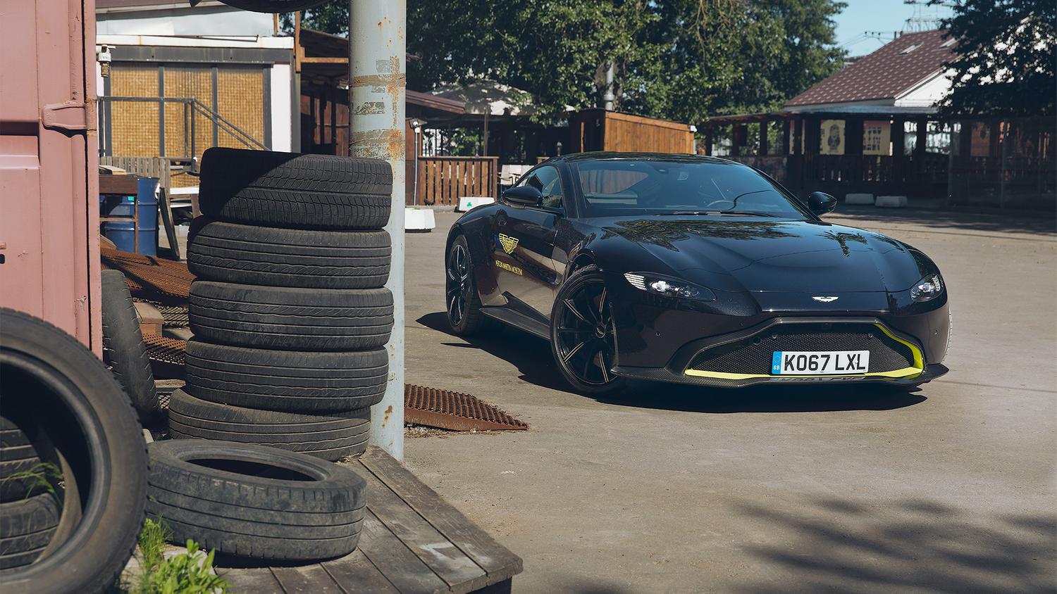 Ускользающе короткое знакомство с первым настоящим спорткаром Aston Martin  — Тест-драйв — Motor